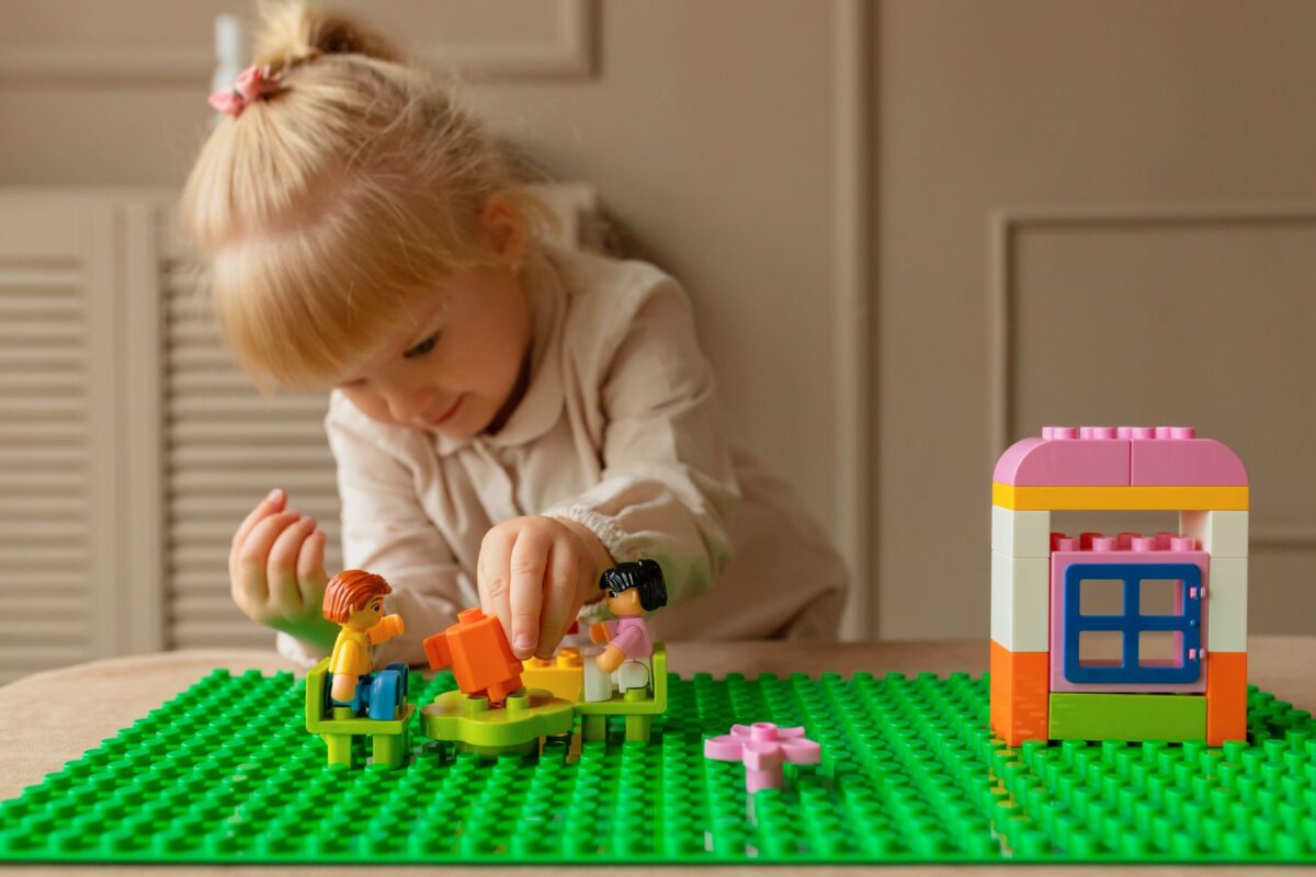 TGV INOUI et LEGO : des surprises pour les enfants dans le train pendant la Toussaint