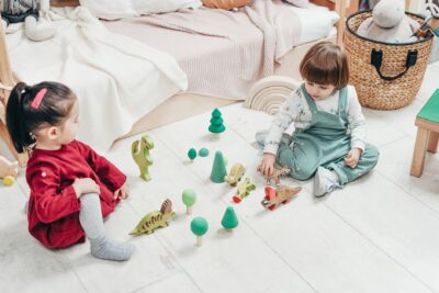 Écrans et tout-petits : Terra Nova propose de miser sur le jeu et le lien entre parents